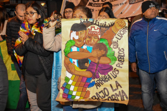 Jujuy, Argentina.- En las fotos tomadas el 18 de julio del 2023, espacios sindicales, pueblos originarios, organizaciones sociales y de derechos humanos de Jujuy hicieron una nueva marcha de antorchas en la capital bajo la consigna "arriba los derechos, abajo la reforma", que enmarca las sostenidas protestas contra las modificaciones en la Carta Magna local impulsadas por el gobernador Gerardo Morales.