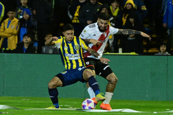 Rosario, Argentina.- En las fotos tomadas el 23 de julio del 2023, durante el partido entre River Plate y Rosario Central, en el Gigante de Arroyito, en un partido válido por la 26ta y penúltima fecha de la Liga Profesional de Fútbol. River en condición de visitante empató con Rosario Central 3 a 3. El equipo dirigido por Miguel Ángel Russo se enfrentará en la siguiente jornada ante Belgrano, mientras que River jugará ante Racing Club.