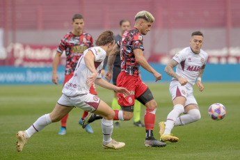 Buenos Aires, Argentina.- In the photos taken on July 30, 2023, during the match between Lanús and Barracas Central on date 27 of the LPF 2023 at the Ciudad de Lanús Néstor Díaz Pérez Stadium. Lanús beat Barracas Central 2-0 and managed to get into the qualifying zone for the Copa Libertadores de América. El Garnet prevailed with goals from Pedro De la Vega and Franco Troyanski.