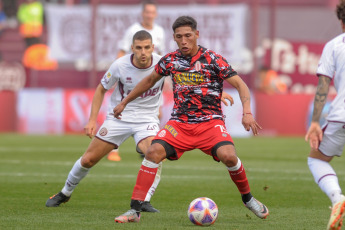 Buenos Aires, Argentina.- In the photos taken on July 30, 2023, during the match between Lanús and Barracas Central on date 27 of the LPF 2023 at the Ciudad de Lanús Néstor Díaz Pérez Stadium. Lanús beat Barracas Central 2-0 and managed to get into the qualifying zone for the Copa Libertadores de América. El Garnet prevailed with goals from Pedro De la Vega and Franco Troyanski.