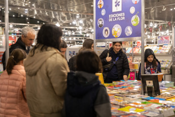 Buenos Aires, Argentina.- En las fotos tomadas el 14 de julio del 2023, argentinos visitan los stands de la Feria del Libro Infantil y Juvenil en el Centro Cultural Kirchner (CCK). Más de 100 espectáculos de narración, 200 talleres de ciencia, más de 100 talleres de ilustración, un festival de historieta para chicos entre 6 y 12 años y otro para jóvenes lectores de entre 13 y 17, son solo algunas de las actividades que integran este gran evento cultural de la literatura infantil y juvenil.