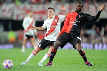 Buenos Aires, Argentina.- En las fotos tomadas el 5 de julio del 2023, durante el partido entre River Plate y Colón en el Monumental por la Liga Profesional Argentina. River Plate venció 2-0 a Colón y le sacó 11 puntos de diferencia a su escolta, San Lorenzo. Con goles de Nicolás De La Cruz y Lucas Beltrán, River alcanzó las 53 unidades.