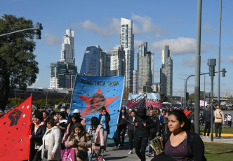 Buenos Aires, Argentina.- In the photos taken on July 13, 2023, social organizations gathered and marched for an increase in the minimum wage. The Council of the Minimum, Vital and Mobile Wage approved this Thursday by majority an increase of 34% in three sections (July to September), which will raise that income to 105,500 pesos this month, to 112,500 in August and to 118,000 pesos in September.