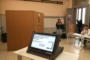 Buenos Aires, Argentina.- En las fotos tomadas el 27 de julio del 2023, duramte una campaña de difusión sobre cómo será la votación en las PASO con la Boleta Única Electrónica (BUE) en la Ciudad Autónoma de Buenos Aires (CABA). La jueza federal con competencia electoral María Romilda Servini, comenzó este miércoles a ejecutar simulacros de votación con el sistema de urna electrónica que se utilizará en CABA en las elecciones para los candidatos locales.