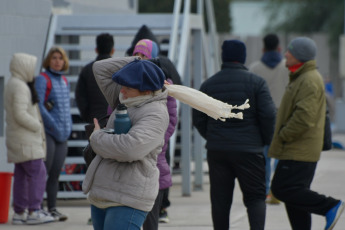 Buenos Aires, Argentina.- En las fotos tomadas el 18 de julio del 2023, muestra las calles de Buenos Aires en medio de la ola de frío que afecta gran parte del país. El Servicio Meteorológico Nacional (SMN), emitió una serie de alertas por una ola polar que se extenderá por todo el país. Según el informe meteorológico, las provincias de Santa Cruz, Río Negro, Neuquén, San Luis, así como también Jujuy, Salta y Mendoza, permanecerán bajo alerta amarilla por temperaturas que alcanzarán los -8.6 grados bajo cero.