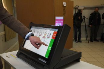 Buenos Aires, Argentina.- En las fotos tomadas el 27 de julio del 2023, duramte una campaña de difusión sobre cómo será la votación en las PASO con la Boleta Única Electrónica (BUE) en la Ciudad Autónoma de Buenos Aires (CABA). La jueza federal con competencia electoral María Romilda Servini, comenzó este miércoles a ejecutar simulacros de votación con el sistema de urna electrónica que se utilizará en CABA en las elecciones para los candidatos locales.