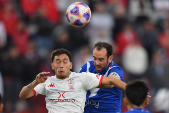 Buenos Aires, Argentina.- En las fotos tomadas el 30 de julio del 2023, durante el partido entre Huracán y Vélez por la 27ma. y última fecha de la Liga Profesional de Fútbol en el estadio Tomás Adolfo Ducó. Huracán derrotó a Vélez Sarsfield por 1-0 como local. Tras el encuentro, el defensor uruguayo de los de Liniers, Diego Godín, anunció su retiro del fútbol.