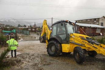 Bariloche, Argentina.- In the photos taken on July 5, 2023, it shows the areas affected by heavy rains in Bariloche, Argentina. The National Meteorological Service forecasts snowfall in different areas of the provinces of Río Negro, Neuquén and Chubut, issuing the orange alert status. In Bariloche, the area will continue to be affected by strong and persistent rains with accumulated rainfall values of between 40 and 80 mm. While in the highest areas of the mountain range the precipitation could be in the form of snow according to the SMN report.