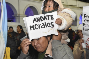 Jujuy, Argentina.- En las fotos tomadas el 30 de junio del 2023, muestra una nueva marcha de antorchas contra la reforma constitucional de la provincia que impulsó el gobernador local y precandidato vicepresidencial de Juntos por el Cambio (JxC), Gerardo Morales, y denunciaron que esa modificación de la Carta Magna del distrito se hizo de "espaldas al pueblo".