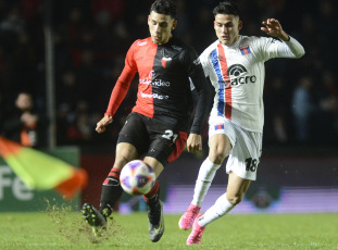 Santa Fe, Argentina.- En las fotos tomadas el 25 de julio del 2023, durante el partido entre Tigre y Colón en el Estadio Brigadier Gral. Estanislao López. Tigre venció por 3-1 a Colón, con goles de Badaloni, Armoa y Cardozo. Con este resultado, Tigre se aleja de disputar el título, mientras que Colón quedó a tres puntos del descenso directo por tabla anual.