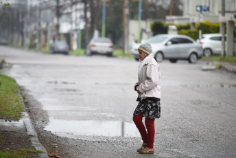 Buenos Aires, Argentina.- In the photos taken on July 18, 2023, it shows the streets of Buenos Aires in the middle of the cold wave that affects a large part of the country. The National Meteorological Service (SMN) issued a series of alerts for a polar wave that will spread throughout the country. According to the meteorological report, the provinces of Santa Cruz, Río Negro, Neuquén, San Luis, as well as Jujuy, Salta and Mendoza, will remain under yellow alert for temperatures that will reach -8.6 degrees below zero.