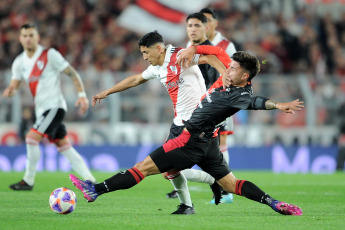 Buenos Aires, Argentina.- En las fotos tomadas el 5 de julio del 2023, durante el partido entre River Plate y Colón en el Monumental por la Liga Profesional Argentina. River Plate venció 2-0 a Colón y le sacó 11 puntos de diferencia a su escolta, San Lorenzo. Con goles de Nicolás De La Cruz y Lucas Beltrán, River alcanzó las 53 unidades.