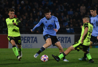 Córdoba, Argentina.- En las fotos tomadas el 6 de julio del 2023, durante el partido entre Belgrano y Barracas Central en el estadio Julio César Villagra en un partido correspondiente a la fecha 23 de la Liga Profesional. Belgrano derrotó por 2 a 0 a Barracas Central con goles de Brian Calderara en el inicio del juego y del ex Talleres Francisco Álvarez en el complemento.