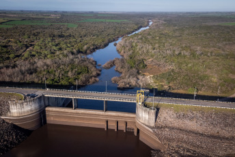 Montevideo, Uruguay.- En las fotos tomadas el 10 de julio del 2023, muestra en los niveles más bajos el embalse Paso Severino que abastece Montevideo y zonas aledañas. El Gobierno de Uruguay informó que sus reservas de agua potable están al 1,8 % y que podrían acabarse dentro de 10 días, lo que los obliga a recurrir al Río de la Plata para abastecerse, a pesar de los elevados porcentajes de sal que contiene.