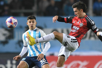 Buenos Aires, Argentina.- En las fotos tomadas el 24 de julio del 2023, durante el partido entre Racing y Central Córdoba por la jornada 26 de la Liga Profesional Argentina en el Estadio Presidente Perón (Cilindro de Avellaneda). Racing venció por 3-1 a Central Córdoba como local. Para Racing los goles fueron marcados por Juan Nardoni (a los 40 minutos), Agustín Ojeda (a los 46 minutos) y Nicolás Oroz (a los 57 minutos). Para Central Córdoba el gol fue marcado por Enzo Kalinski (a los 66 minutos).