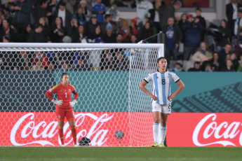 Auckland, Nueva Zelanda.- En las fotos tomadas el 24 de julio del 2023, durante el partido entre Italia y Argentina en el Mundial Femenino de la FIFA, válido por el Grupo G en el estadio Eden Park de Auckland, Nueva Zelanda. Italia derrotó este lunes a Argentina 1-0 con un gol en el final del partido intensamente disputado.