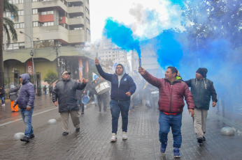 Jujuy, Argentina.- En las fotos tomadas el 13 de julio del 2023, sindicatos docentes y otros sectores estatales de Jujuy, agrupados en la Intergremial y la Multisectorial, se movilizaron en rechazo a la reforma constitucional en el marco de un paro por 24 horas y para exigir la libertad de las personas detenidas por la policía durante las protestas. La tensión reavivó en Jujuy con al menos 13 personas detenidas, vinculadas por la Justicia local con incidentes en un Concejo Deliberante y con el intento de incendio y toma de la Legislatura provincial sucedido el 20 de junio.