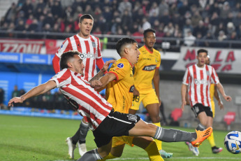 Buenos Aires, Argentina.- In the photos taken on July 18, 2023, during the match between Estudiantes de La Plata and Barcelona de Guayaquil at the Jorge Luis Hirschi Stadium for the Copa Sudamericana. Estudiantes beat Barcelona de Guayaquil 4-0 and qualified for the round of 16 of the Copa Sudamericana. Mauro Méndez scored a brace and Benjamín Rollheiser widened the gap with a goal for the local team. In the second half Guido Carrillo scored the fourth. With this result, Pincha reversed the 2-1 defeat in the first leg.