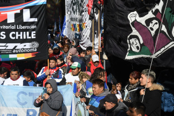 Buenos Aires, Argentina.- En las fotos tomadas el 13 de julio del 2023, organizaciones sociales se concentraron y marcharon por un aumento del salario mínimo. El Consejo del Salario Mínimo, Vital y Móvil aprobó este jueves por mayoría un aumento del 34 % en tres tramos (julio a septiembre), lo que elevará ese ingreso a 105.500 pesos este mes, a 112.500 en agosto y a 118.000 pesos en septiembre.