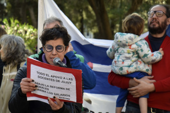 Jujuy, Argentina.- En las fotos tomadas el 20 de julio del 2023, durante una marcha contra la represión, la reforma en Jujuy y por la "Noche del Apagón". A un mes de la represión policial del 20 de junio en la provincia, que conicide además con los 47 años de la Noche del Apagón se realizaron protestas en todo el país para repudiar la represión en Jujuy impulsada por el gobierno de Gerardo Morales contra quienes se oponen a la reforma constitucional y homenajearon a las víctimas de los secuestros perpetrados en la última dictadura en la denominada "Noche del Apagón".