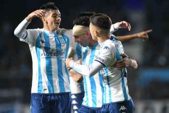 Buenos Aires, Argentina.- En las fotos tomadas el 24 de julio del 2023, durante el partido entre Racing y Central Córdoba por la jornada 26 de la Liga Profesional Argentina en el Estadio Presidente Perón (Cilindro de Avellaneda). Racing venció por 3-1 a Central Córdoba como local. Para Racing los goles fueron marcados por Juan Nardoni (a los 40 minutos), Agustín Ojeda (a los 46 minutos) y Nicolás Oroz (a los 57 minutos). Para Central Córdoba el gol fue marcado por Enzo Kalinski (a los 66 minutos).