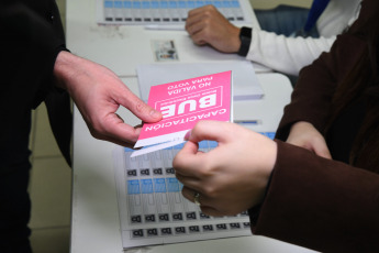 Buenos Aires, Argentina.- En las fotos tomadas el 27 de julio del 2023, duramte una campaña de difusión sobre cómo será la votación en las PASO con la Boleta Única Electrónica (BUE) en la Ciudad Autónoma de Buenos Aires (CABA). La jueza federal con competencia electoral María Romilda Servini, comenzó este miércoles a ejecutar simulacros de votación con el sistema de urna electrónica que se utilizará en CABA en las elecciones para los candidatos locales.