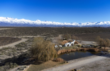 Mendoza, Argentina.- En las fotos tomadas el 7 de julio del 2023, turistas visitan la ciudad de Mendoza durante las vacaciones de invierno. Autoridades turísticas de la Argentina esperan que, en la temporada turística invernal, se ingresen unos 1.000 millones de dólares por gastos provenientes del casi millón y medio de visitantes extranjeros que se prevé recibir. "Esperamos más de 5,5 millones de turistas, con 1,5 millones de turistas del exterior, y un impacto económico de más de 1.000 millones de dólares en términos de turistas extranjeros", dijo el ministro de Turismo y Deportes de Argentina, Matías Lammens.