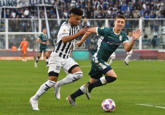 Buenos Aires, Argentina.- En las fotos tomadas el 24 de julio del 2023, durante el partido entre Gimnasia y Talleres en el estadio Kempes Nahuel Bustos. Talleres empató 2-2 con Gimnasia, Gastón Benavídez abrieron el marcador para la T, pero el Lobo igualó las acciones con doblete de Eric Ramírez.