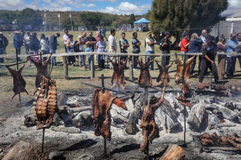 San Juan, Argentina.- En las fotos tomadas el 14 de julio del 2023, las personas compran asado en medio de la situación económica que atraviesa el país. La Argentina registró en junio la segunda inflación más alta de América Latina y la tercera más alta del mundo con el 115,6% informado por el Indec. En América Latina, el país quedó segundo detrás de Venezuela, que sin embargo, en sintonía con otros países, muestra una desaceleración del índice anual de precios.