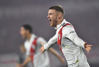 Buenos Aires, Argentina.- En las fotos tomadas el 15 de julio del 2023, River Plate celebra su inminente consagración en la Liga Profesional de Fútbol (LPF) tras el partido con Estudiantes de La Plata en el Monumental. River Plate venció a Estudiantes de La Plata por 3 a 1 y se coronó campeón de la Liga Profesional de Fútbol con dos fechas de anticipación, acompañado por 86.000 fervorosos hinchas que vivieron una fiesta completa en el Monumental.