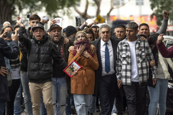 Buenos Aires, Argentina.- En las fotos tomadas el 11 de julio del 2023, la Justicia penal condenó a prisión perpetua a tres agentes de la Policía de la Ciudad de Buenos Aires por el “homicidio agravado por alevosía y odio racial” de Lucas González, un joven de 17 años que falleció en 2021 tras recibir varios disparos, según el fallo del Tribunal Oral en lo Criminal N° 25. Los condenados son el inspector Gabriel Alejandro Isassi, el oficial mayor Juan José López y el oficial Fabián Andrés Nieva, miembros de la División Brigadas y Sumarios 6 de la Comuna 4 de la Policía de la Capital.