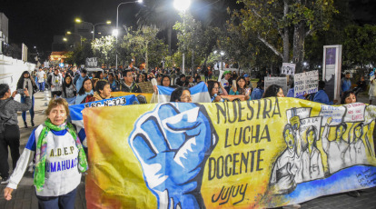 Jujuy, Argentina.- En las fotos tomadas el 11 de julio del 2023, espacios que integran la Multisectorial contra la Reforma de la Constitución jujeña realizaron otra multitudinaria marcha de antorchas para exigir al gobierno provincial de Gerardo Morales el "cese de la persecución y represión a los que luchan", que se derogue la nueva carta magna y que "ningún salario esté por debajo de la línea de la pobreza". Este jueves 13 de julio se retomarán las reuniones paritarias entre los gremios que representan a los educadores de los distintos niveles y las autoridades del Gobierno.