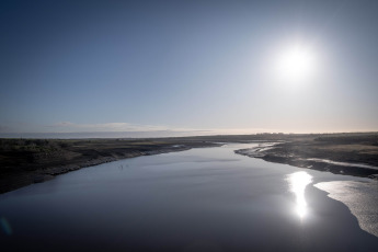 Montevideo, Uruguay.- En las fotos tomadas el 10 de julio del 2023, muestra en los niveles más bajos el embalse Paso Severino que abastece Montevideo y zonas aledañas. El Gobierno de Uruguay informó que sus reservas de agua potable están al 1,8 % y que podrían acabarse dentro de 10 días, lo que los obliga a recurrir al Río de la Plata para abastecerse, a pesar de los elevados porcentajes de sal que contiene.