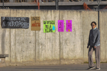 Jujuy, Argentina.- En las fotos tomadas el 25 de julio del 2023, comunidades indígenas integrantes del tercer Malón de la Paz iniciaron desde La Quiaca una marcha rumbo a Buenos Aires en defensa de sus territorios, de sus recursos naturales y contra la reforma constitucional impulsada por el gobernador Gerardo Morales. La mayoría automática de Juntos por el Cambio en la legislatura provincial impuso la creación de una comisión especial para identificar a quienes participaron de las movilizaciones. Asimismo, se aprobó el aumento de la multa económica por las contravenciones.