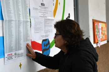 Córdoba, Argentina.- En las fotos tomadas el 23 de julio del 2023, las personas emiten su voto en las elecciones para renovar autoridades municipales de la ciudad de Córdoba. Escrutadas el 99