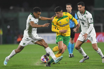 Buenos Aires, Argentina.- En las fotos tomadas el 23 de julio del 2023, durante el partido entre Defensa y Justicia y Sarmiento por la 26ta. fecha de la Liga Profesional de Fútbol en el Estadio Norberto Tomaghello. Defensa y Justicia venció por 3-0 a Sarmiento como local. Para Defensa y Justicia los goles fueron marcados por Nicolás Tripicchio (a los 11 minutos), David Barbona (a los 54 minutos) y Facundo Echevarría (a los 93 minutos). En la próxima fecha, Sarmiento se medirá con Banfield, mientras que Defensa y Justicia tendrá como rival a Union.