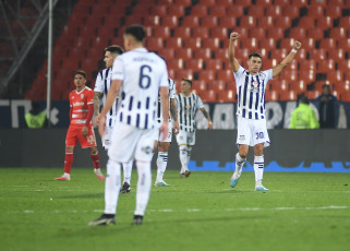 Mendoza, Argentina.- En las fotos tomadas el 20 de julio del 2023, durante el partido entre River Plate y Talleres por los 16avos de la Copa Argentina en el Estadio Malvinas Argentina. River Plate quedó eliminado en los 16avos de final de la Copa Argentina tras caer 1 a 0 con Talleres de Córdoba, que se impuso por el tanto de Rodrigo Garro a los 42 minutos del primer tiempo. El Millonario, que venía de obtener el título de la Liga Profesional el último sábado, es la tercera vez que queda eliminado en esta instancia de la Copa.