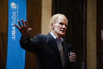 Buenos Aires, Argentina.- En las fotos tomadas el 27 de julio del 2023, el director de la NASA, Bill Nelson, durante una actividad abierta junto a estudiantes y docentes en la Facultad de Ingeniería de la Universidad de Buenos Aires en el marco de una visita en la Argentina luego de haber estado en Brasil y previo a su escala final en Colombia, durante una gira sudamericana. Nelson, afirmó que la NASA está preparando un documento final que será difundido este año, en el que aborda el punto de vista científico sobre la posible existencia de vida extraterrestre.