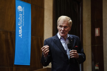 Buenos Aires, Argentina.- En las fotos tomadas el 27 de julio del 2023, el director de la NASA, Bill Nelson, durante una actividad abierta junto a estudiantes y docentes en la Facultad de Ingeniería de la Universidad de Buenos Aires en el marco de una visita en la Argentina luego de haber estado en Brasil y previo a su escala final en Colombia, durante una gira sudamericana. Nelson, afirmó que la NASA está preparando un documento final que será difundido este año, en el que aborda el punto de vista científico sobre la posible existencia de vida extraterrestre.