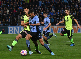 Córdoba, Argentina.- En las fotos tomadas el 6 de julio del 2023, durante el partido entre Belgrano y Barracas Central en el estadio Julio César Villagra en un partido correspondiente a la fecha 23 de la Liga Profesional. Belgrano derrotó por 2 a 0 a Barracas Central con goles de Brian Calderara en el inicio del juego y del ex Talleres Francisco Álvarez en el complemento.