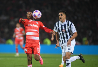 Mendoza, Argentina.- En las fotos tomadas el 20 de julio del 2023, durante el partido entre River Plate y Talleres por los 16avos de la Copa Argentina en el Estadio Malvinas Argentina. River Plate quedó eliminado en los 16avos de final de la Copa Argentina tras caer 1 a 0 con Talleres de Córdoba, que se impuso por el tanto de Rodrigo Garro a los 42 minutos del primer tiempo. El Millonario, que venía de obtener el título de la Liga Profesional el último sábado, es la tercera vez que queda eliminado en esta instancia de la Copa.