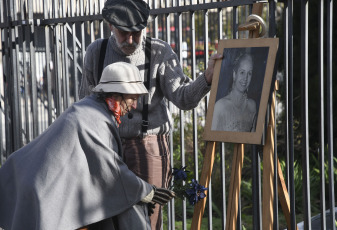 Buenos Aires, Argentina.- En las fotos tomadas el 26 de julio del 2023, un grupo artístico homenajeó en Plaza de Mayo a Evita a 71 años de su fallecimiento, una de las mujeres argentinas más influyente de la historia del país. En distintas ciudades, organizaciones sociales, sindicatos y gremiales homenajearon a la dirigente argentina del siglo XX. De esta manera, actos, encuentros y actividades culturales se llevaron a cabo en todo el país este 26 de julio.