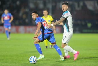 Buenos Aires, Argentina.- En las fotos tomadas el 20 de julio del 2023, durante el partido entre Libertad y Tigre por la Copa Sudamericana en el Estadio José Dellagiovanna, ubicado en San Fernando, Provincia de Buenos Aires. Con gol de Alexander Barboza, Libertad venció 1-0 a Tigre, en la vuelta de los play offs de la Copa Sudamericana 2023. Con este resultado, el elenco paraguayo avanzó a la siguiente etapa del certamen continental.