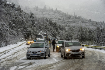 Bariloche, Argentina.- En las fotos tomadas el 4 de julio del 2023, muestra las calles de Bariloche en medio de la temporada de nieve. El Servicio Meteorológico Nacional (SMN) emitió un nuevo alerta por lluvia y nieve en la provincia de Neuquén y Río Negro. La nieve acumulada podría alcanzar entre 40 y 70 cm, con los mayores acumulados en las zonas más elevadas de la cordillera.