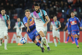 Buenos Aires, Argentina.- En las fotos tomadas el 20 de julio del 2023, durante el partido entre Libertad y Tigre por la Copa Sudamericana en el Estadio José Dellagiovanna, ubicado en San Fernando, Provincia de Buenos Aires. Con gol de Alexander Barboza, Libertad venció 1-0 a Tigre, en la vuelta de los play offs de la Copa Sudamericana 2023. Con este resultado, el elenco paraguayo avanzó a la siguiente etapa del certamen continental.