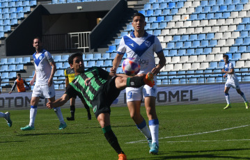 Córdoba, Argentina.- En las fotos tomadas el 20 de julio del 2023, durante el partido entre Vélez y San Martín de San Juan por la Copa Argentina en el Estadio El Gigante de Alberdi. Vélez Sarsfield logró remontar un 0-1, pero San Martín de San Juan se lo empató 2-2 sobre el final y, en la tanda de penales, dio la sorpresa y avanzó por primera vez a los octavos de final de la Copa Argentina.