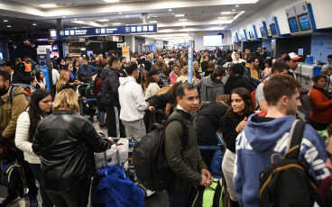 Buenos Aires, Argentina.- En las fotos tomadas el 12 de julio del 2023, muestra el colapso en el Aeroparque Jorge Newbery por una medida de fuerza gremial de Intercargo. Se combinó con complicaciones climáticas y una caída del sistema de Aerolíneas Argentinas. El paro tuvo réplicas en terminales como Salta y Mendoza. Al menos 50 vuelos sufrieron demoras y cancelaciones y unos 6.000 pasajeros se vieron afectados en vísperas de las vacaciones de invierno.