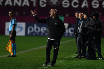 Lanús, Argentina.- En las fotos tomadas el 4 de julio del 2023, durante el partido entre Vélez y Lanús en la jornada 23 de la Liga Profesional Argentina en el Estadio Ciudad de Lanús. Vélez venció por 1-0 a Lanús como visitante, con gol de Walter Bou, a los 42 minutos. En la próxima fecha, Vélez se medirá con Godoy Cruz, mientras que Lanús tendrá como rival a Defensa y Justicia.