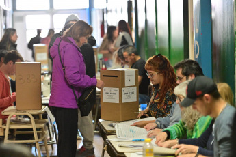 Chubut, Argentina.- In the photos taken on July 30, 2023, people cast their votes in the elections to elect a new governor in the province of Chubut. After a close election, the current senator and Juntos por el Cambio candidate was elected governor after defeating Juan Pablo Luque. At 35, he will succeed Mariano Arcioni