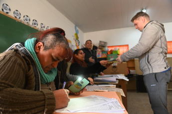 Santa Fe, Argentina.- In the photos taken on July 16, 2023, Argentines participate in the primary elections in the province of Santa Fe. With more than 98 percent of the tables, Maximiliano Pullaro is the winner of the elections and imposed inside the space that represents Together for Change; meanwhile, Marcelo Lewandowski led the pro-government front.